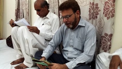 Mohtaram Muneer Pathan, Janab Rais Froughe ki Nazam "Sach Lafzon ki Mehak" parh rahay hain