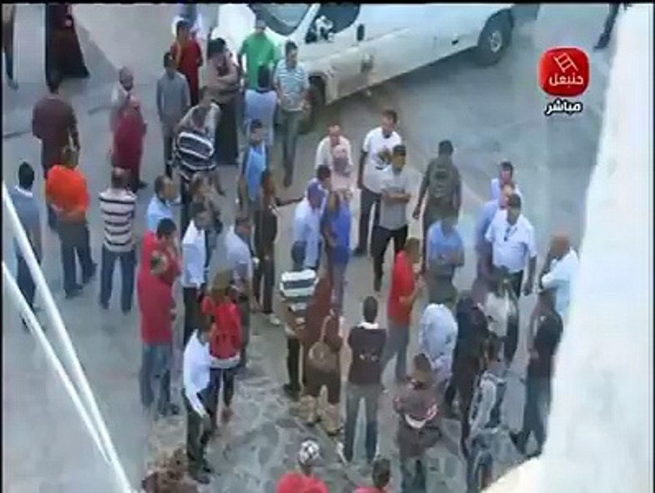 شوفو كيفاش قصوا البث على قناة حنبعل !!! الراجل دخل يجبد فالخيوط على بعضو !!!