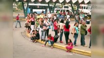 Ciudadanos de Trujillo pasan horas esperando transporte público