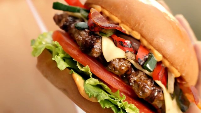 Carl's Jr. Tex Mex présente son nouveau burger avec des canons super hot