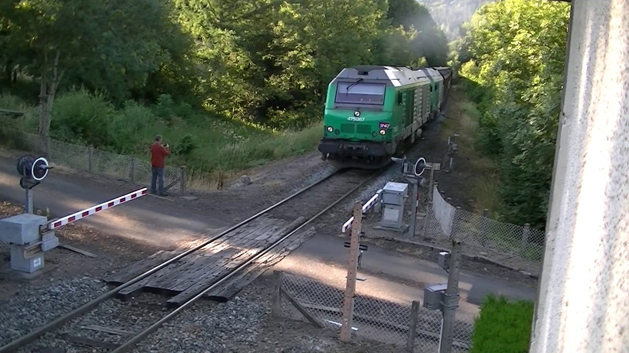 UM BB 75 067 &  063, 640 tonnes au crochet dans la rampe de 35 pour 1000, de LA BOURBOULE à MURAT-LE-QUAIRE - EAU MONT-DORE - (8h08), le 15 juillet 2015.