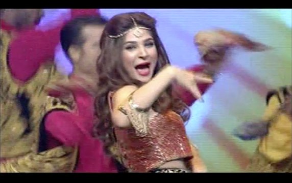 Ayesha Omer dance Performance l Lux Style Awards 2015 l on Tutti Fruti item song