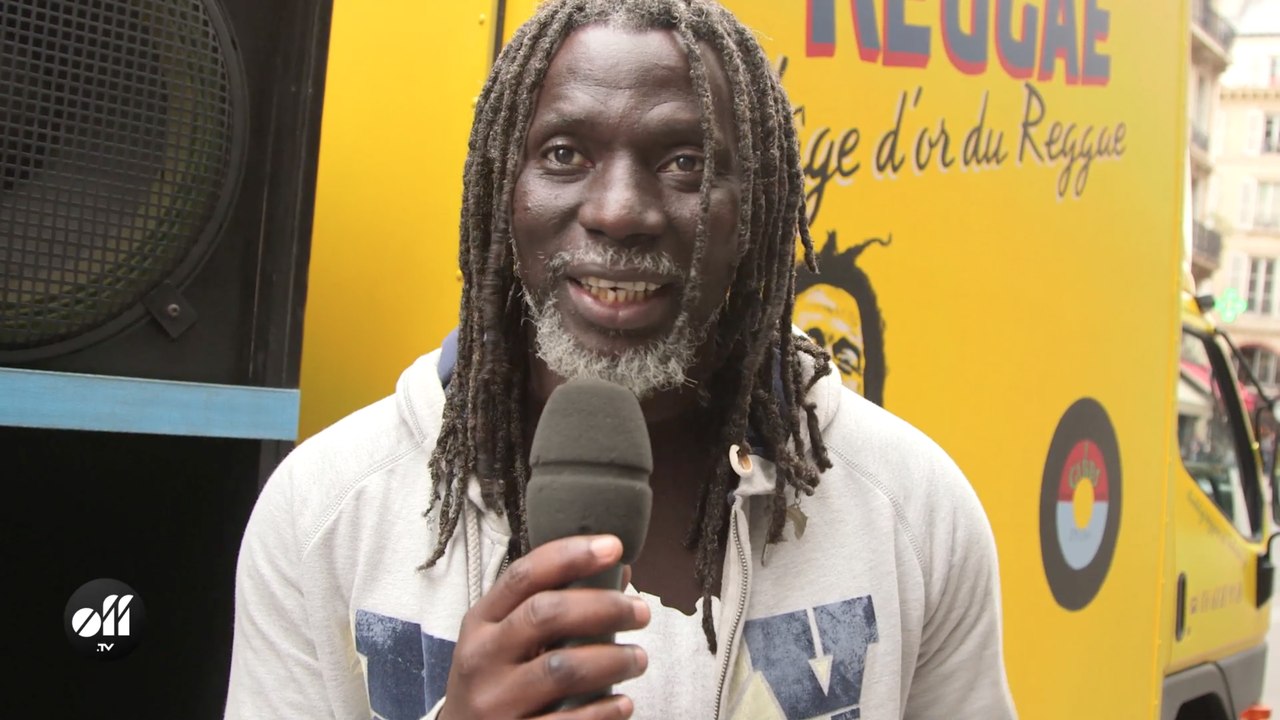 Tiken Jah Fakoly : il présente son nouvel album dans la rue !