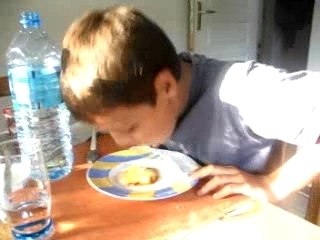 gober son flan en riant