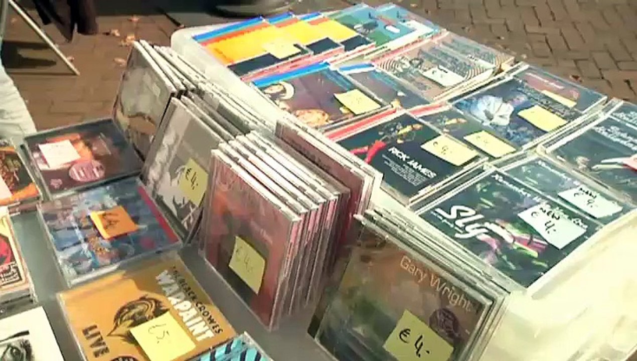 Zoeken naar zeldzame platen op de Vismarkt - RTV Noord