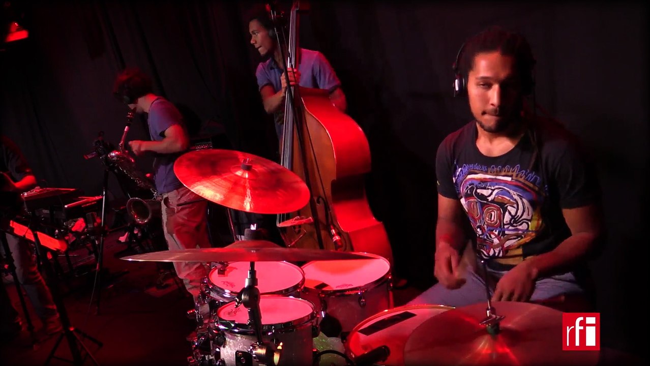 Indy Dibong interprète "Na so e Dey" dans Musiques du monde