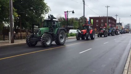 Tractors Block Ottawa Streets in Protest