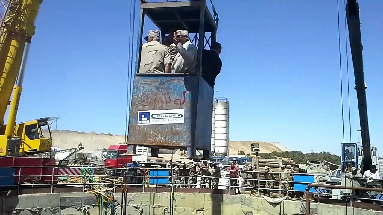 هانى عبد الرحمن موثق قناة السويس الجديدة مع اللواء كامل الوزير المشرف على المشروع فى بئر نقل مياه النيل اسفل قناة السويس