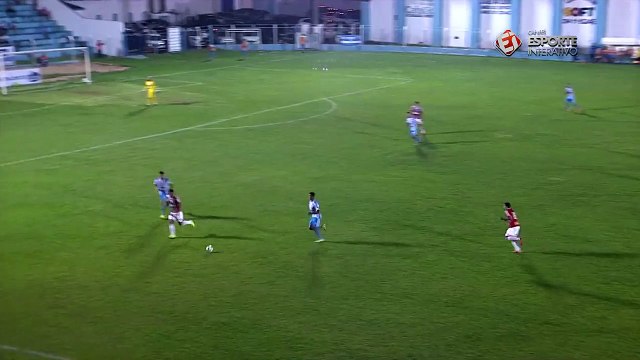 Após linda jogada, Pituca acerta a trave