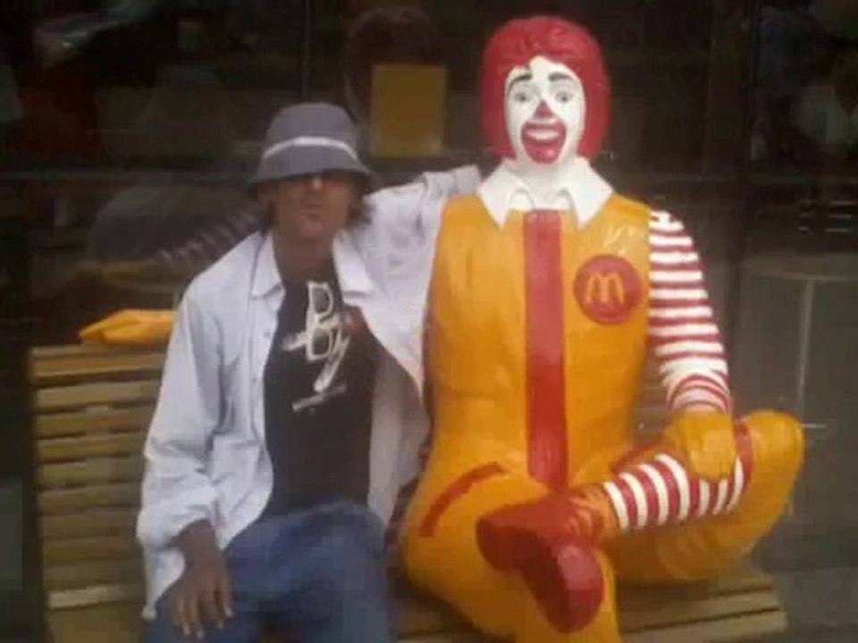 Breaking News on  Mcdonald Shop -Ronald Mcdonald & 2 Idiots in a Indian smart city