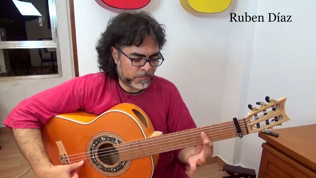 Sound portal(s) THE matchless feature in modern Andalusian flamenco guitars /AG Spain / Ruben Diaz