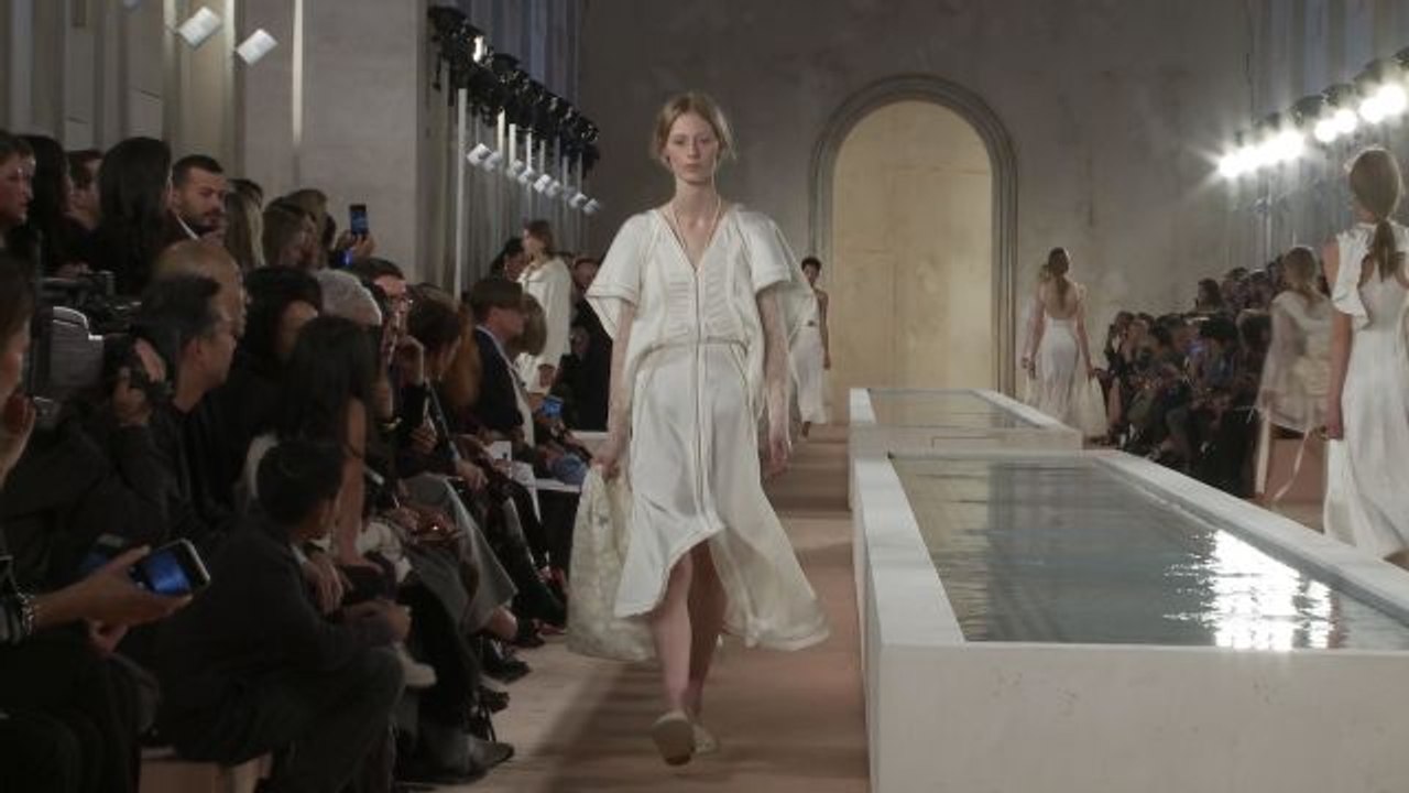 Vogue Fashion Week - Balenciaga Spring 2016 Ready-to-Wear