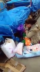 bache ku mar rahi hai