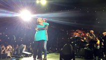 Marc Anthony sube al escenario a Hillary Clinton durante concierto en Miami (2015)