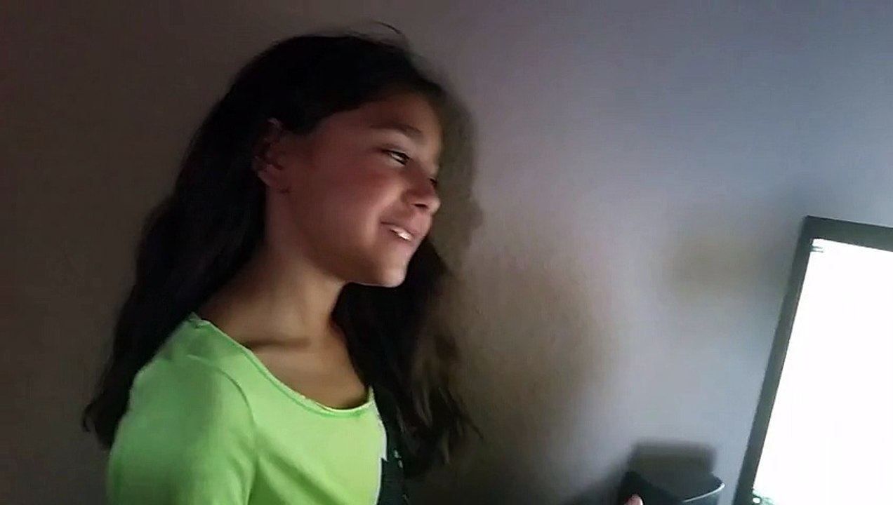 Somewhere over Rainbow-Girl sing Better then anyone