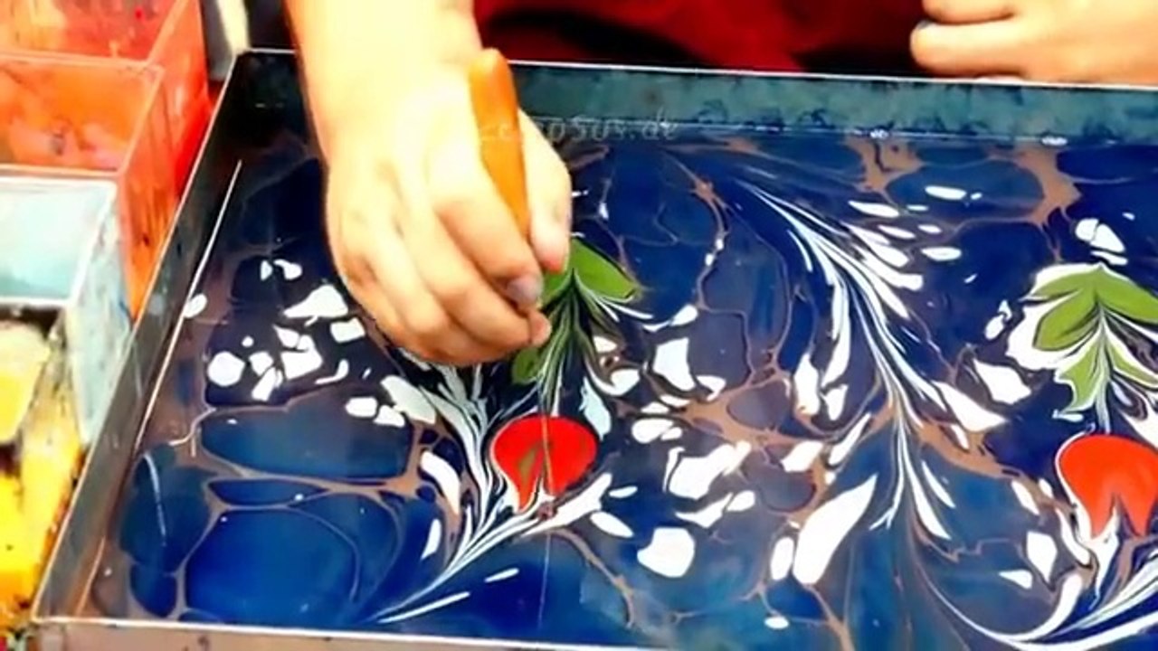 Quelques gouttes de peinture dans l'eau pour créer des peintures magiques!!!