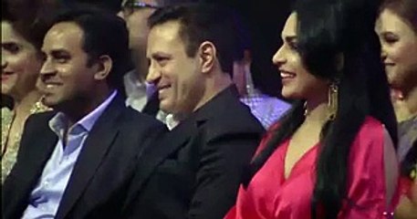 Most Funniest Incident Happend to Nadeem Baig in Lux Style Awards 2015