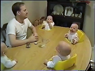 Четыре близнеца смеются над отцом! )))