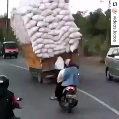 vrachtwagen valt om , hoog lading ......