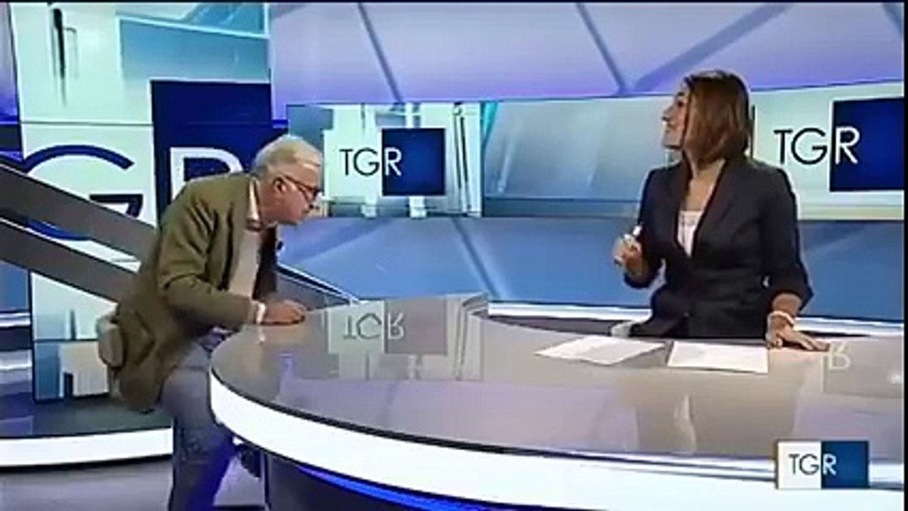 بالفيديو: ممثل إيطالي يقبّل مذيعة البرنامج دون إذنها خلال بث مباشر على قناة Rai 3