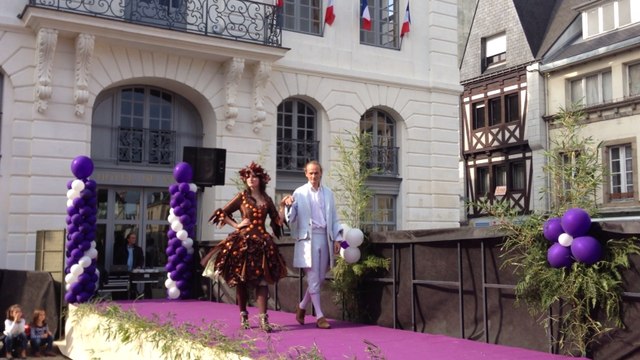 Une robe en chocolat au défilé de mode