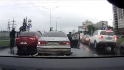 Il sort de sa voiture pour donner une correction à l'autre conducteur, mais c'est une grave erreur!