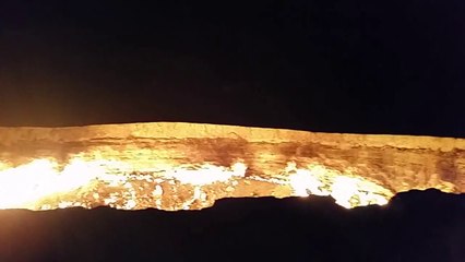 Aux portes de l'enfer, pendant la nuit.