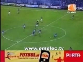 下载视频: Emelec 2 x 1 Deportivo Quito - (Resumen del partido 3 Octubre 2007)