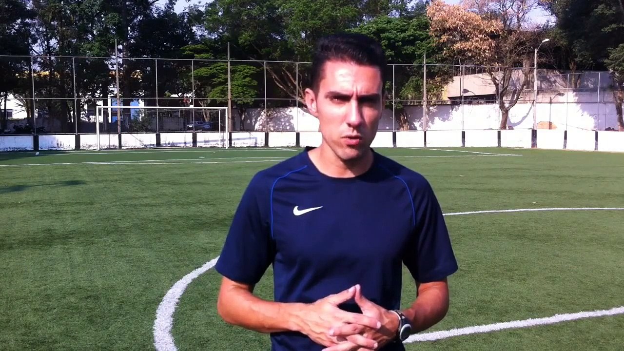 Drible: Elástico no ar / Ronaldinho air elastico (Football skills).