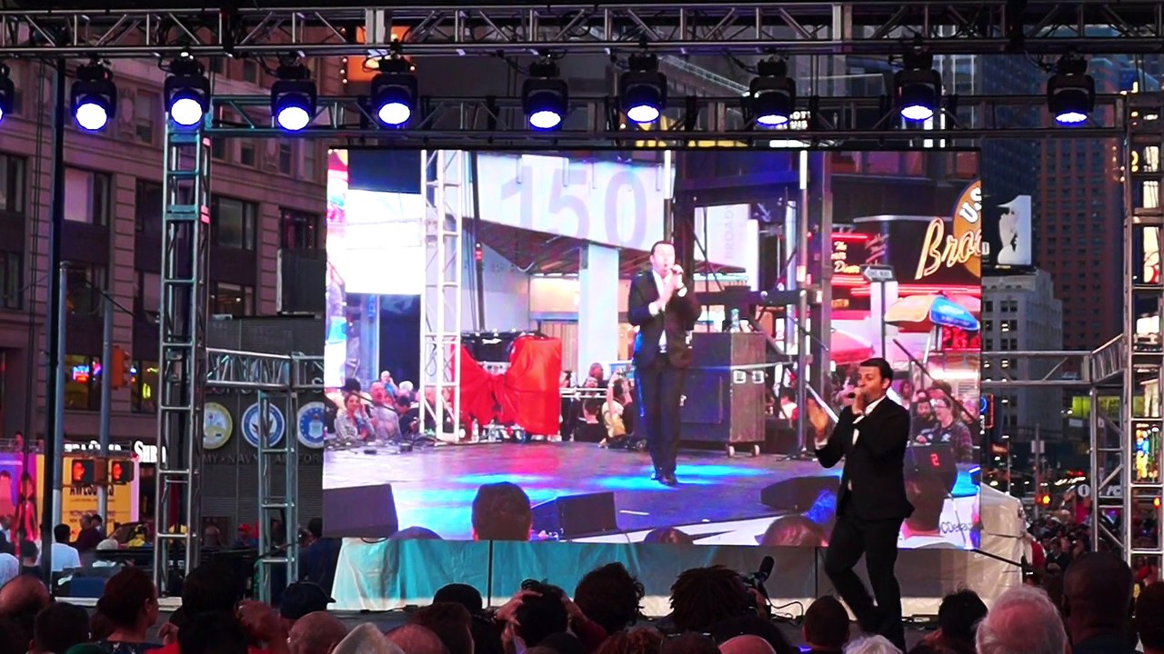 DAVID SERERO sings MEXICO on TIMES SQUARE for Best of France