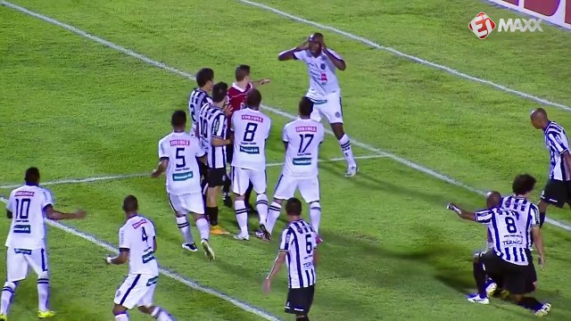 Em mais uma confusão na área, juiz anula erradamente gol do Asa