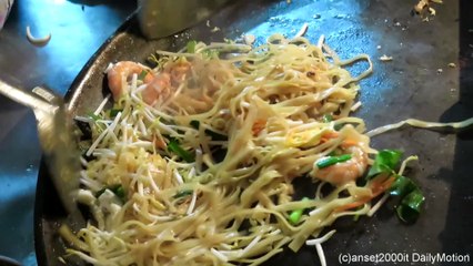 Скачать видео: Thailand Street Food in Bangkok. Pad Thai with Shrimps