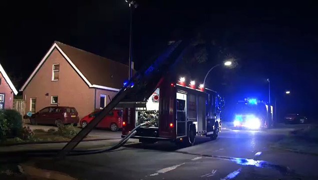 Beelden: woning gaat in vlammen op in Het Waar - RTV Noord