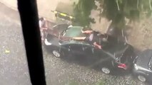 Un gars désespéré essaie de protéger sa voiture de la grêle...