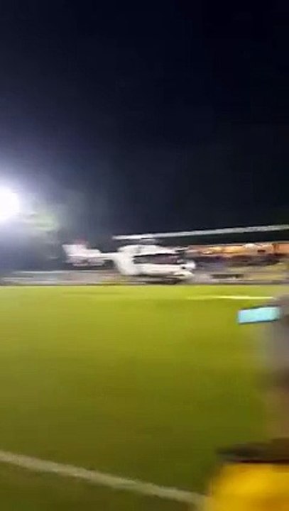 Belgique : un hélicoptère atterrit en plein match de foot
