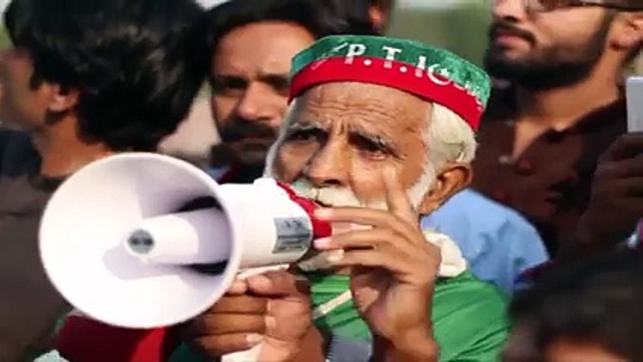 بچے ، بزرگ ، خواتین سب جوق در جوق جلسہ گاہ کی طرف آ رہے ہیں ۔