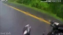 En plein crash, ce motard ne pense qu'à sauver sa partenaire