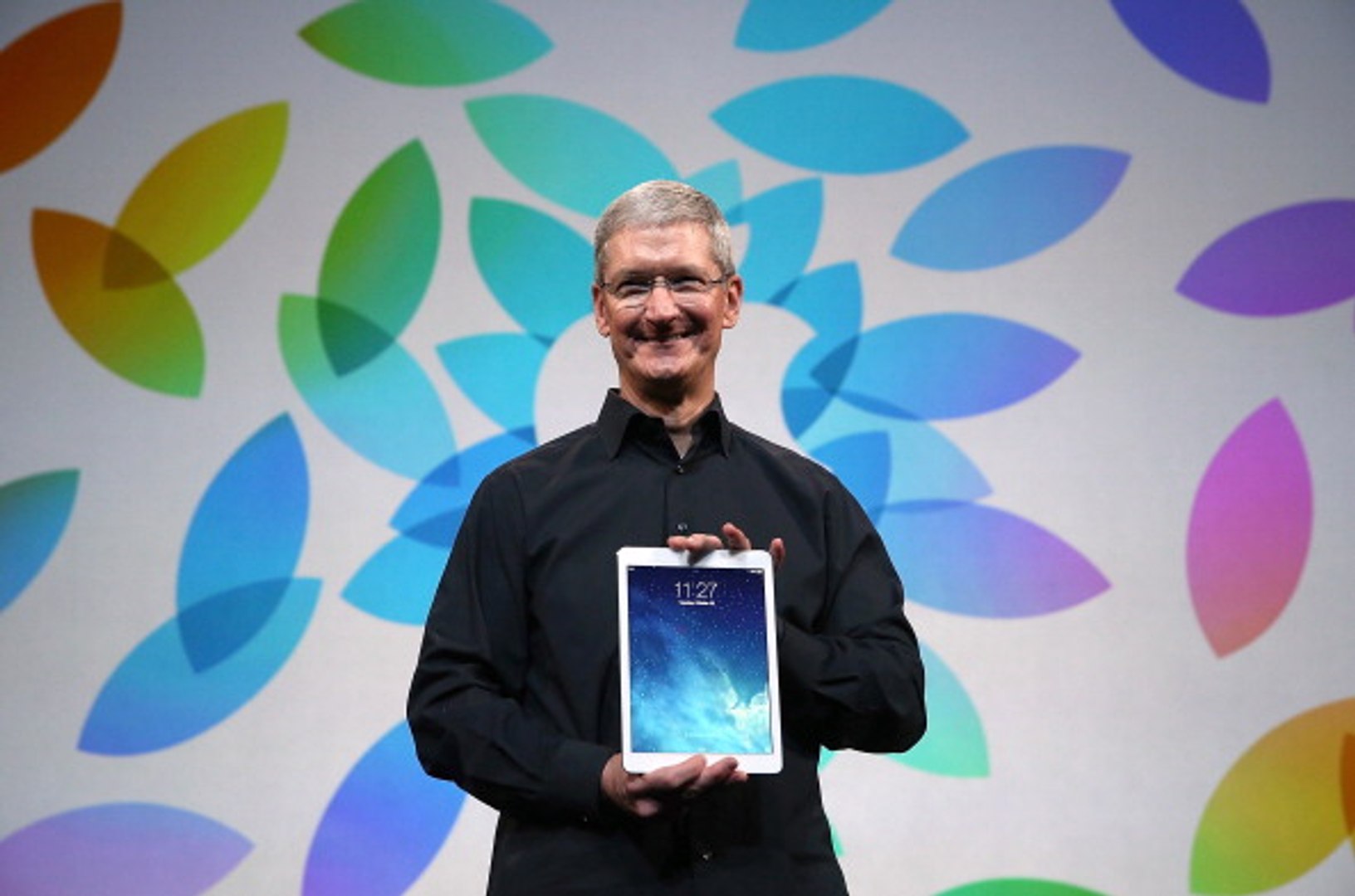 ⁣Apple CEO Tim Cook Receives Human Rights Campaign's Visibility Award