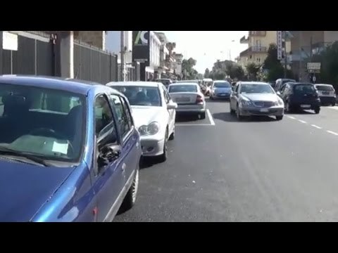 Aversa (CE) - Sosta auto in Viale Europa, protestano residenti e commercianti (03.10.15)