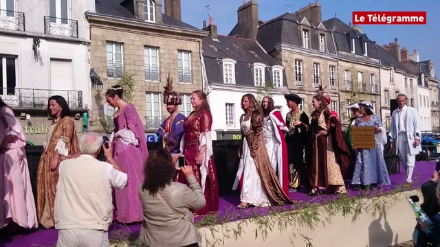 Auray. Costumes et chocolat au menu du défilé de mode