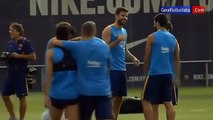 Messi, Piqué y Luis Suárez se rien de Neymar durante el entrenamiento del Barcelona • 2015