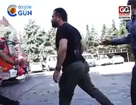 Özel harekat polisleri muhabirin kafasına silah dayadı