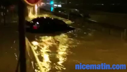 Véhicule emporté par le courant à Cannes