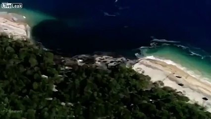 Skinhole aquatique : Un immense trou s’ouvre sous une plage australienne
