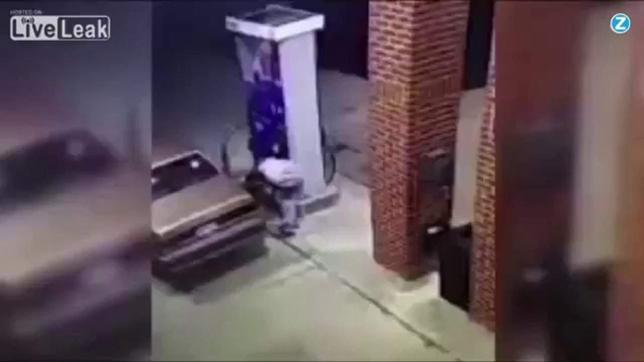 een idioot wil spin doden ,steekt pompstation in brand