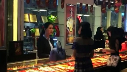 Quand une Richissime Cliente Excédée jette des Liasses de Billets sur la Vendeuse