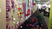 Des collègues de bureau enlève des fresque de Post-It au souffleur à feuilles