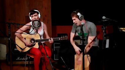 Incredibile ragazza canta una canzone Rap