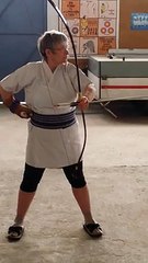 Entrainement de Kyudo d'une archère de passage dans le club.