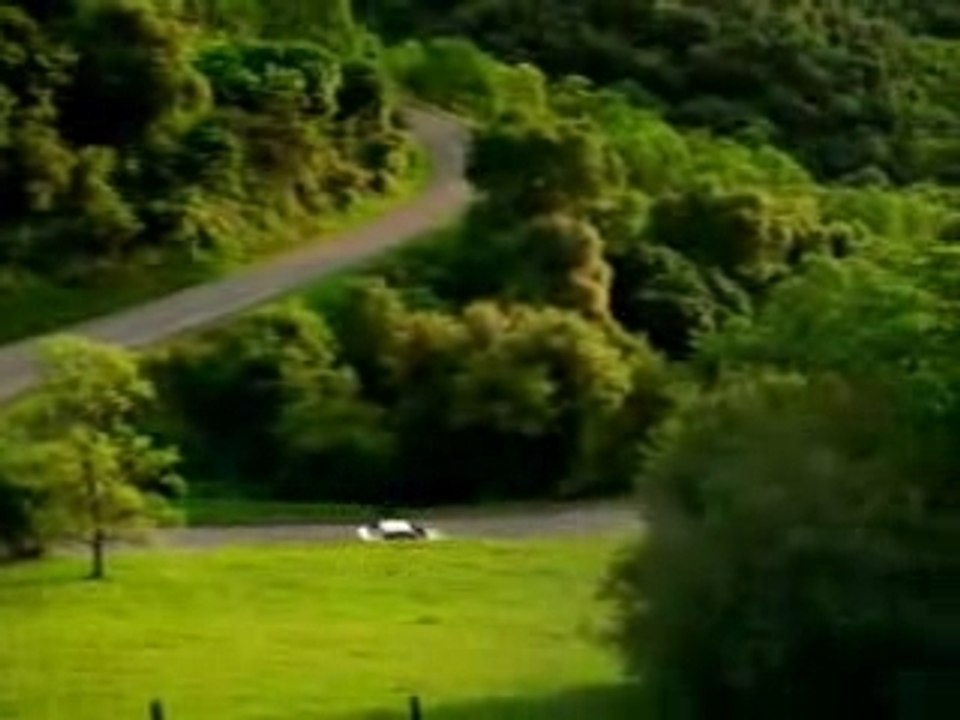 Voiture dans la montagne